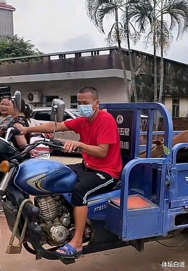 习惯清贫！全红婵妈妈卧室曝光，破旧纸箱装衣服，蚊帐+电扇度夏