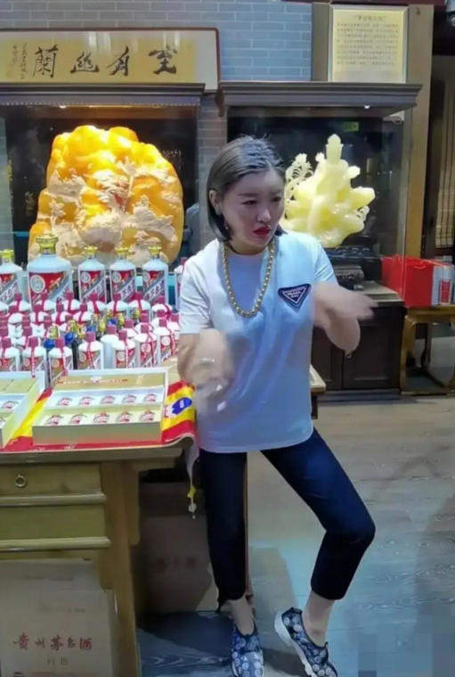 娇娇有多豪？住北京三层别墅，店里清一色檀木家具，一屋子茅台酒