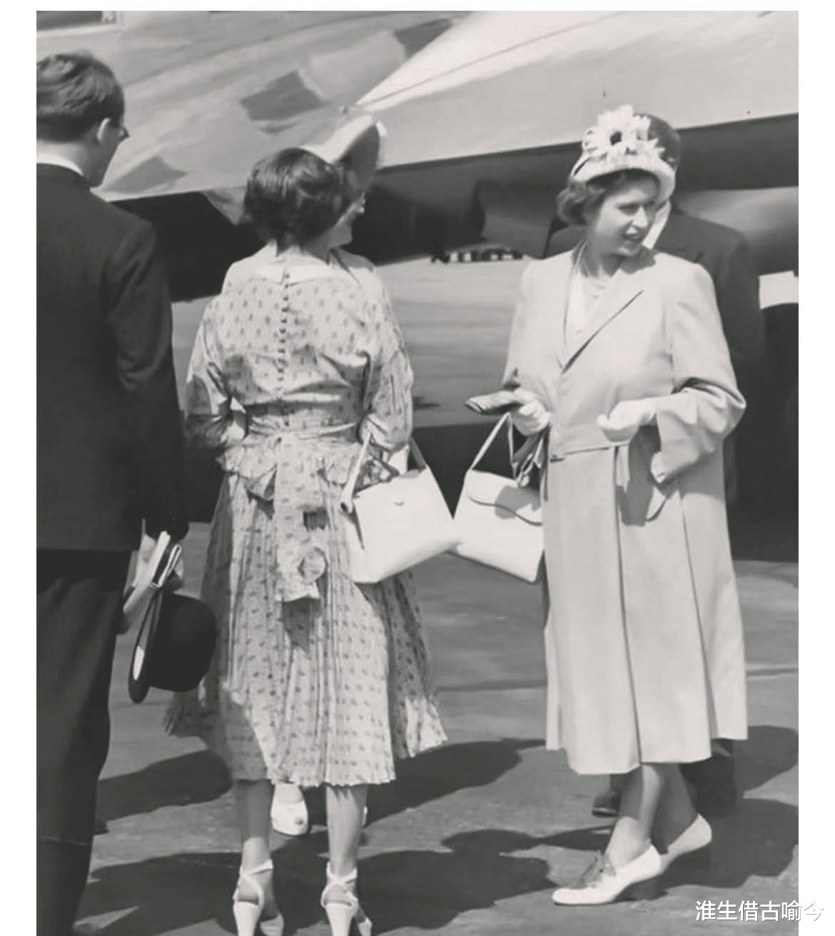 戴安娜|孕肚照曝光：戴安娜穿着舒适，凯特依旧端庄，女王不愿露出肚子