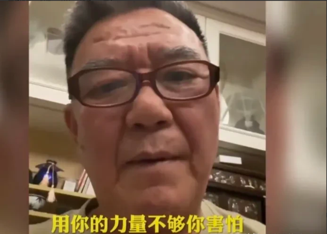 李立群老爷子说:“如果这次唐山打人事件中,被打的是我的家人,我会让警察先处理