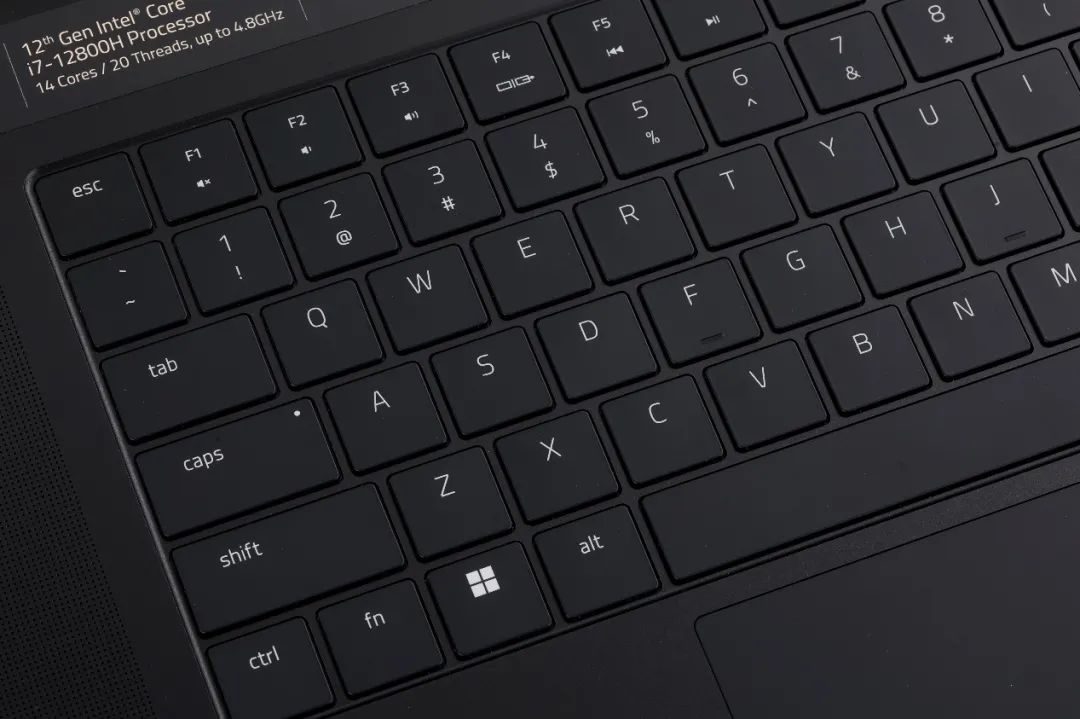 长焦镜头|80 Ti首登移动市场，GPU性能再破天花板，雷蛇灵刃17笔记本电脑全面评测