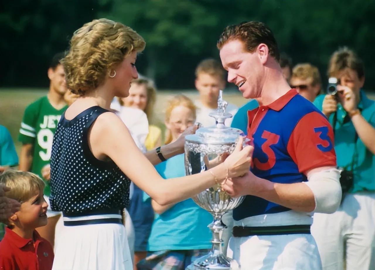 欧美明星|梅根的眼泪为谁而流？