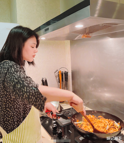 马思纯|马思纯英国逛街被拍,胖到严重变形认不出,一看就是生完孩子了!