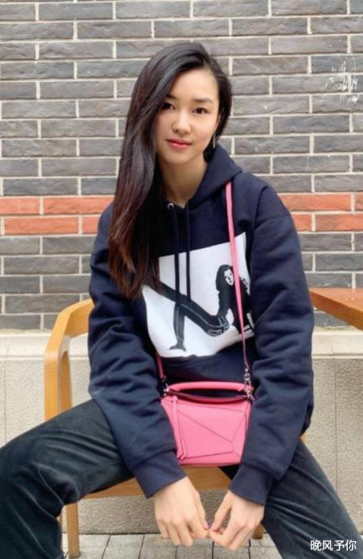 宁泽涛|宁泽涛近况！退役后生活甚是精彩，女友小5岁肤白貌美身材完美
