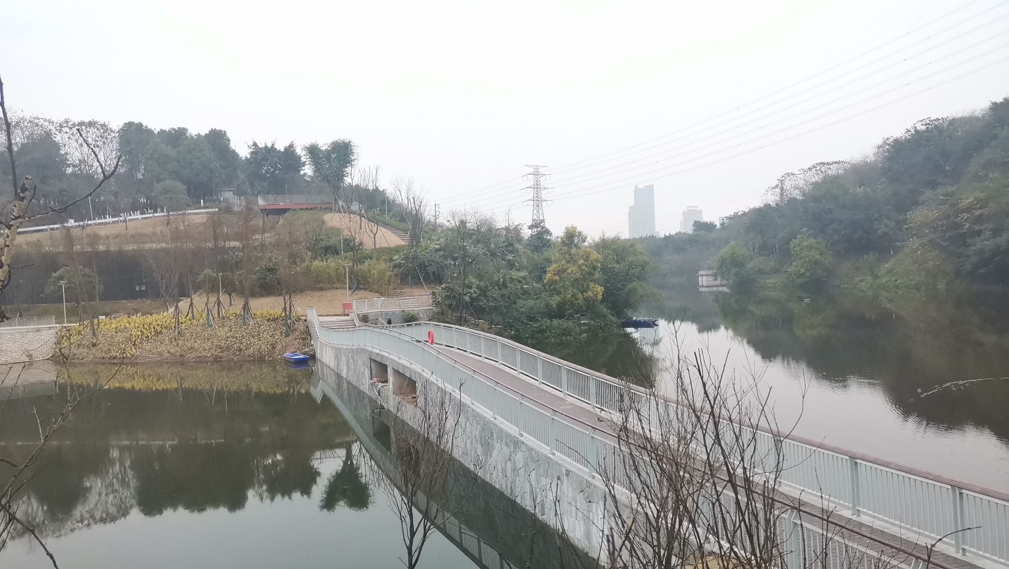 水库|重庆渝北公园小水库，面积不大来头不小，还有好多人在钓鱼