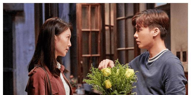 金晨|金晨再次上演姐弟恋！与鲜肉沙滩上贴身拥吻缠绵，堪称内地萧亚轩