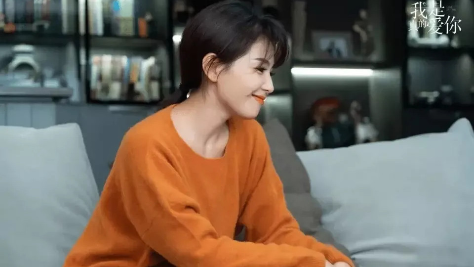 龚俊 刘涛为了扮嫩，针织毛衣柔嫩减龄，披肩短发改变了她的气质。