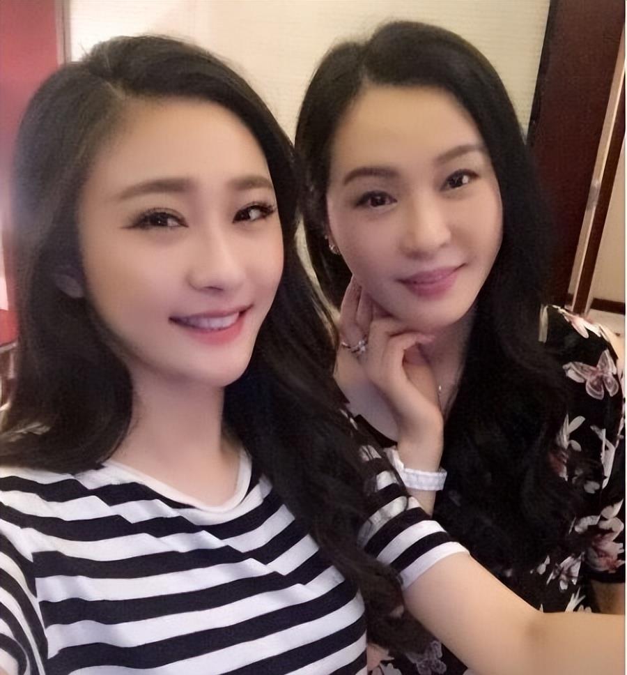 陈冰|因好声音顺利走红，对父亲上亿资产不理不睬，跟年轻母亲像姐妹