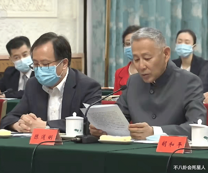 张嘉益|16位内地中老年男星现状,走路直不起腰,头发花白,秃头发福