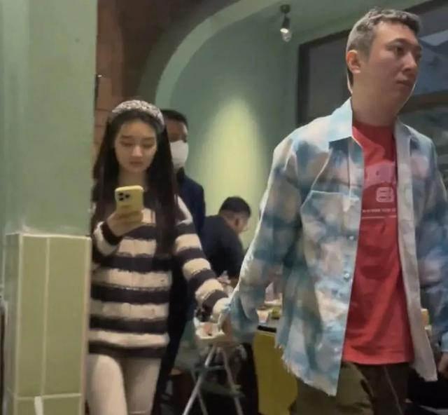 王思聪|王思聪打人风波后首现身，头戴绿帽排队吃面，被打者回应赔偿金额