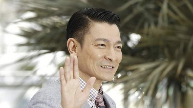 秦桧|刘德华陪妻子回马来西亚过年！与富豪舅舅礼佛，亲密挽手有说有笑