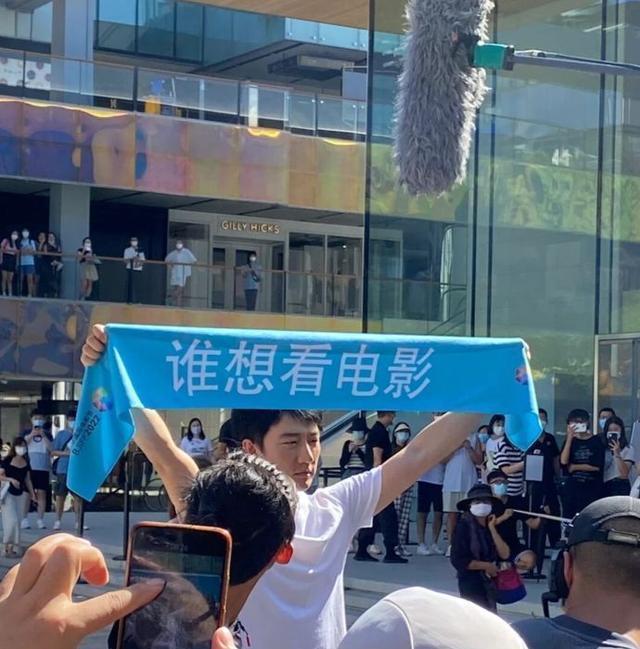 黄轩|三里屯偶遇黄轩拍戏，穿白T恤少年感十足，五官帅气被赞像高中生