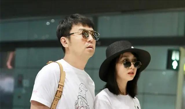 雷佳音|雷佳音一家三口罕见同框！女儿黄色上衣气质佳，继承爸妈高颜值