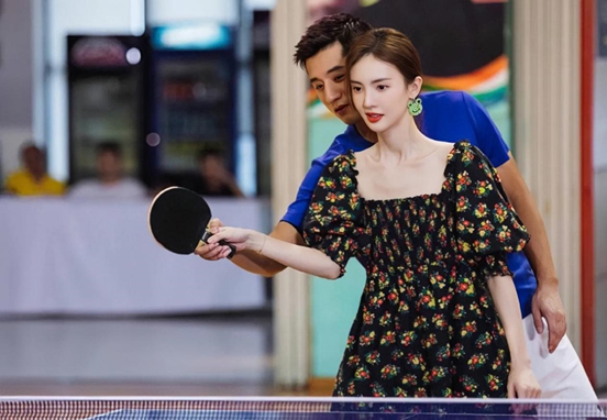 金晨|“内娱海后”金晨的甜性蜜爱：靠美貌征服了9个男人，只爱帅弟弟