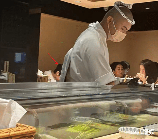 袁咏仪|张智霖夫妇逛街,袁咏仪背名牌包手捧咖啡化妆师随行,好气派