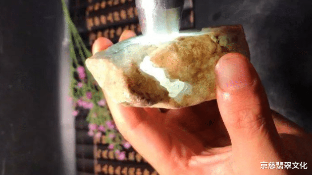 朋友不听劝执意花1万拿下断口料,结果开出3块冰牌子,瞬间哑口无言