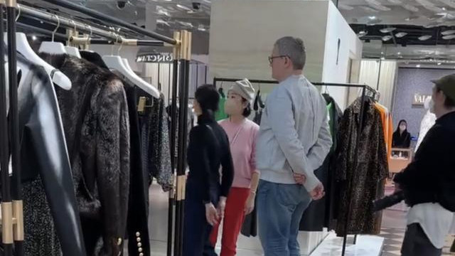 林青霞|68岁林青霞现身法国暴瘦脱相！皱纹如树皮，沧桑憔悴被认成清洁工！