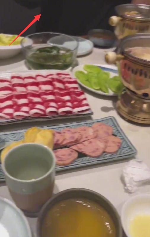 陈亚男|恋爱了?陈亚男晒日常碎片,手持玫瑰花笑容满面,新男友疑似出镜