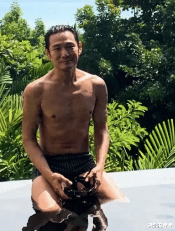 杜德伟|9月4日,杜德伟在社交平台上晒出自己的泳装照