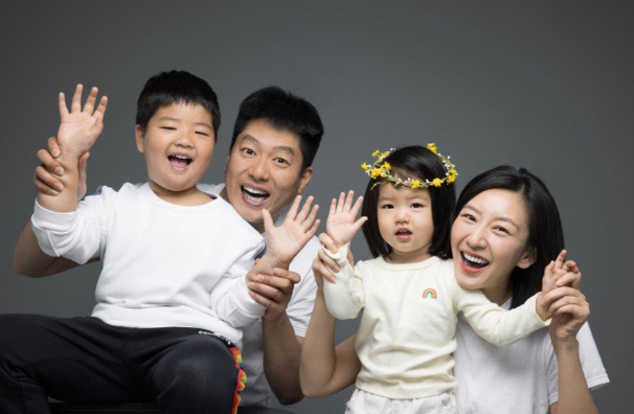 姚晨|姚晨穿深V西装疑似真空，性感身材惹人羡慕，这状态不像是42岁