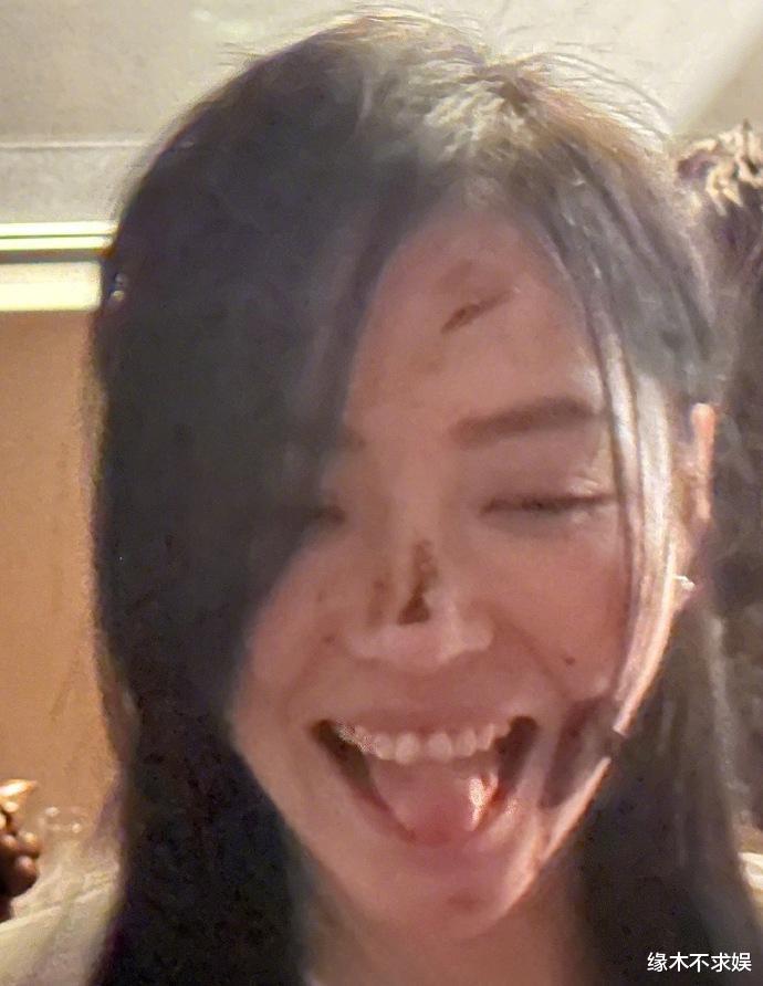 张靓颖|刘亦菲为张靓颖庆生放得开!亲亲嘟嘴玩不停,难得打扮的如此时髦