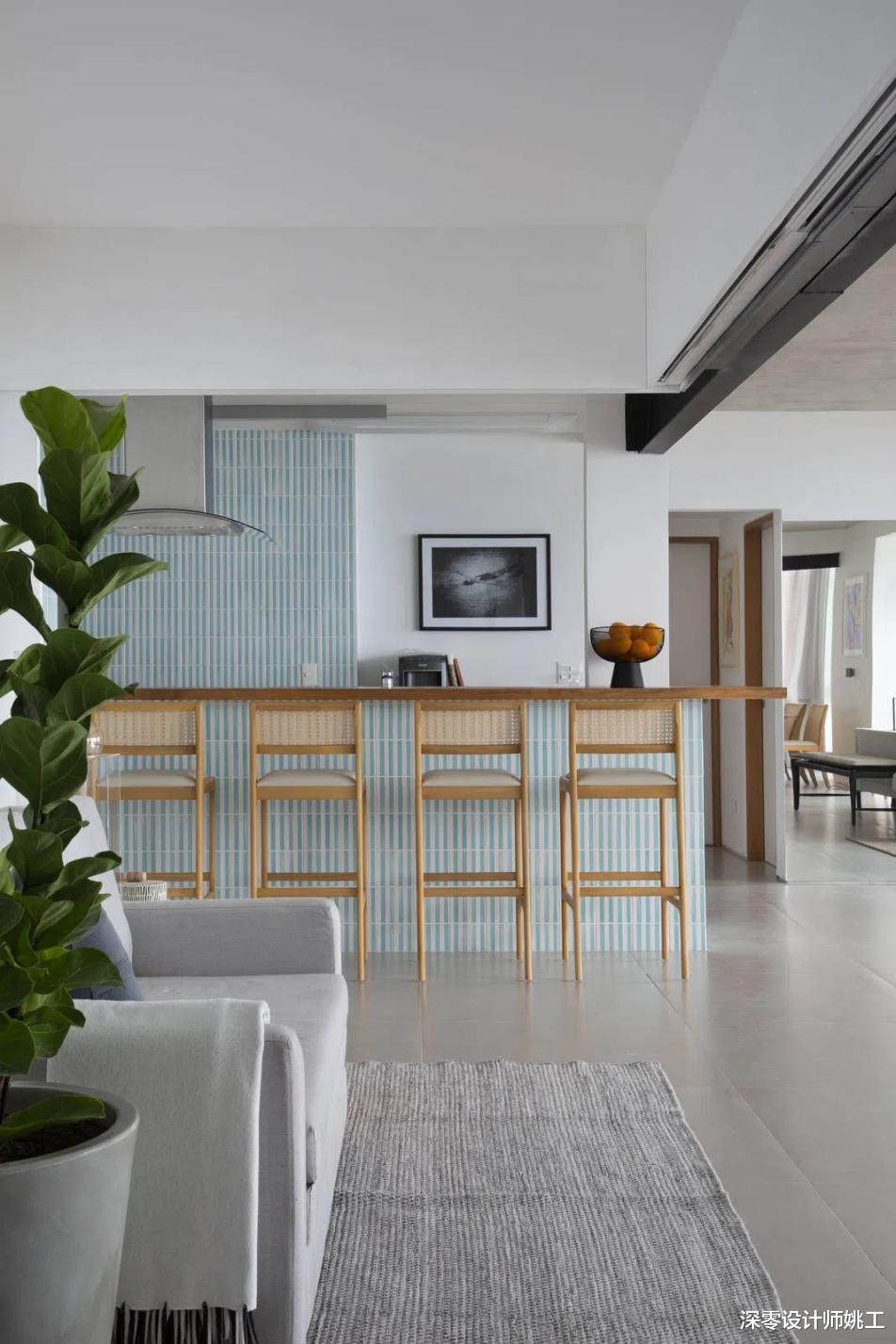 看他们家的180㎡三房,坚持客厅不装阳台门,一整面方格窗采光贼好