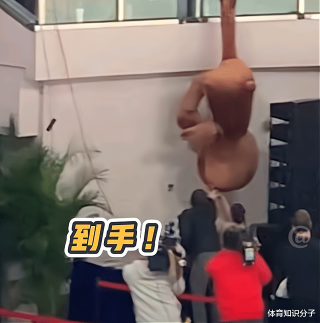 莎莎|中国粉丝送超大熊！千金托运回俄罗斯，莎莎更是把超大熊背回去