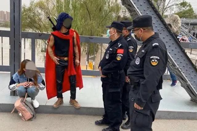 街拍|百变骚男何润东！