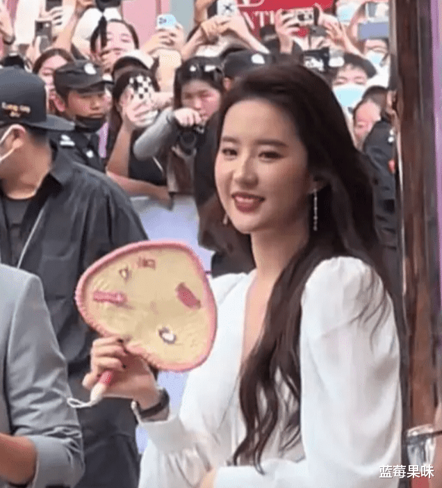 刘亦菲|刘亦菲穿低领生怕走光！一双美腿白到晃眼，万元小包放地上太豪气