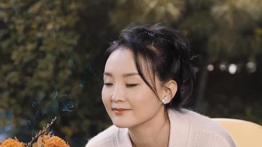 王艳|懒理11.2亿豪宅流拍，王艳戴昂贵项链打卡秋天，48岁面容依旧娇嫩