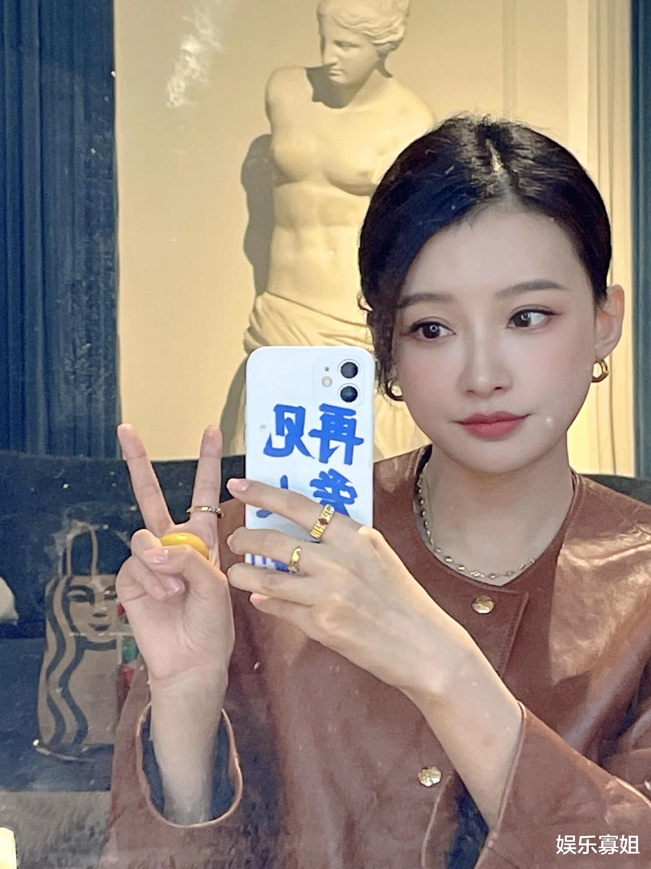 孙怡|孙怡晒对镜自拍好漂亮，不过她的手机壳更抢眼，写着再见爱人