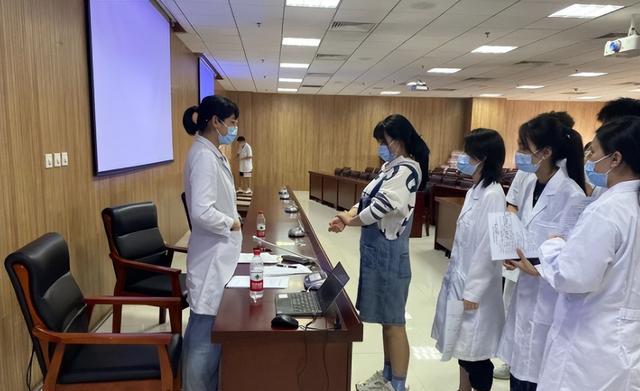 网传23岁华西研一医学生带病上岗，与父母阴阳相隔？院方辟谣了