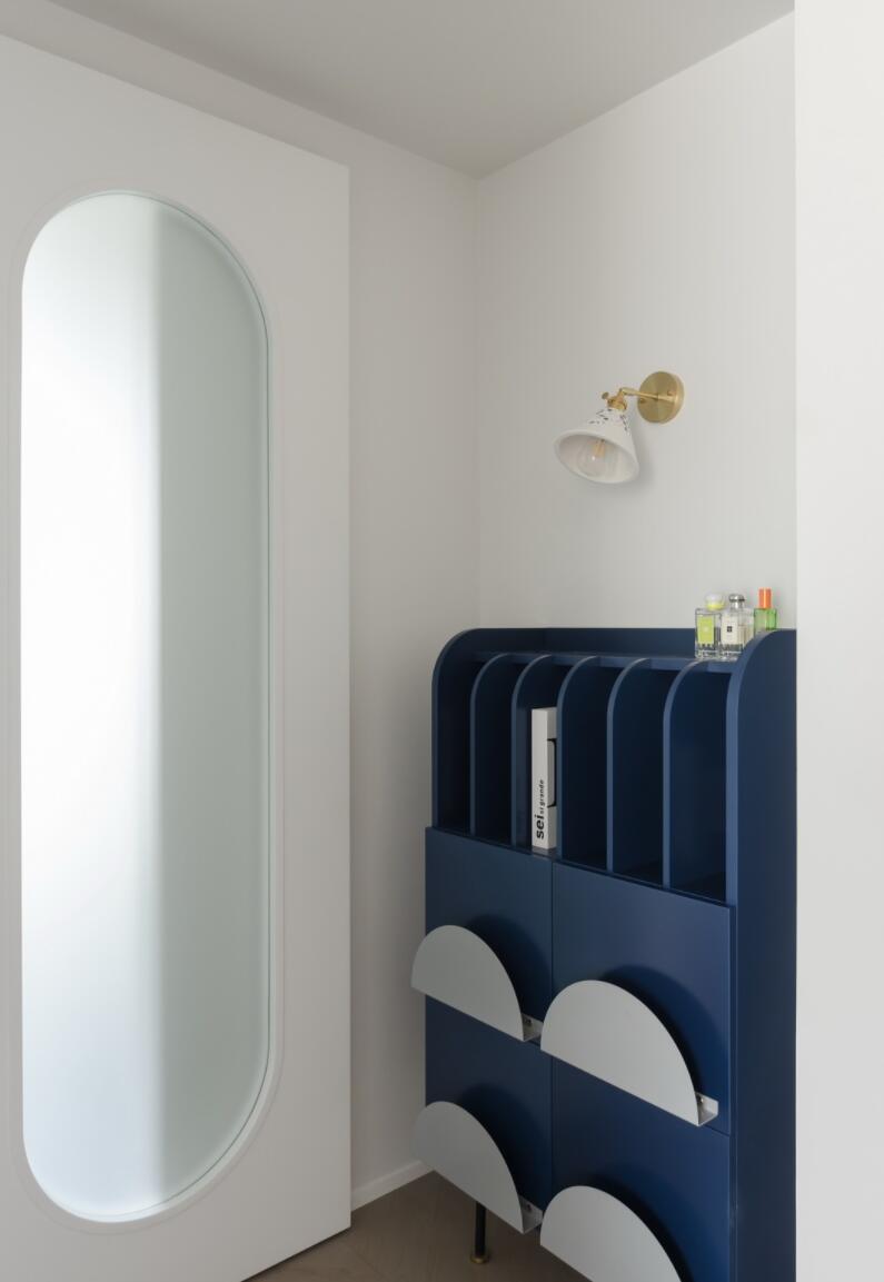 只是改动一面墙,玄关立马大一倍,她90㎡家,简直是教科书式设计