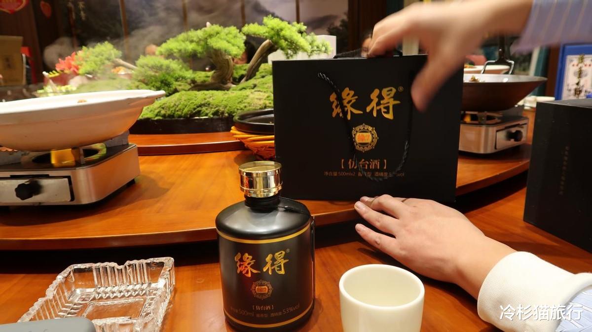 昆明女子去东北旅游,三个人点了5道菜,上桌后表示:菜量太实诚
