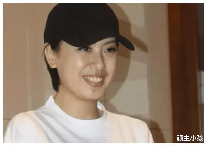 让子弹飞|在《让子弹飞》电影中,那位肚兜被扯飞的女孩,现在怎么样了