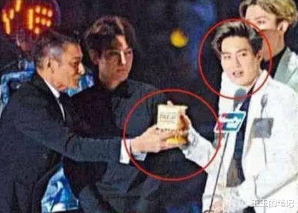 刘德华|刘德华给他颁奖却遭无视，黄子韬在旁都觉尴尬，后被全网抨击