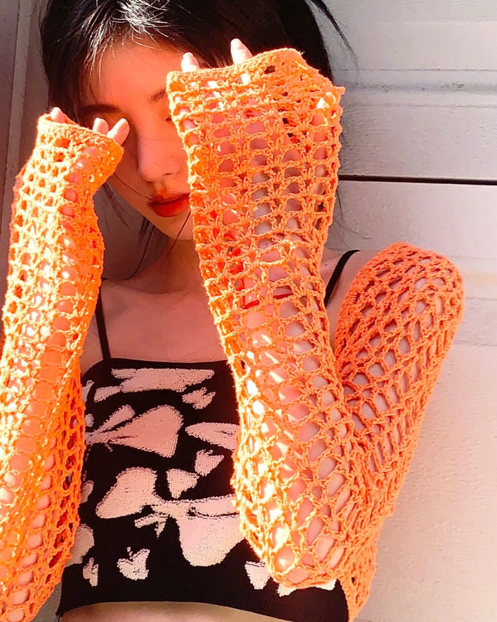 张艺兴|鞠婧祎春天拍美照,穿吊带衫显腰,清纯欲抢镜