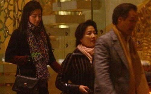 |刘亦菲与干爹各求所爱，黄晓明与干妈再无互动，为何都分道扬镳？