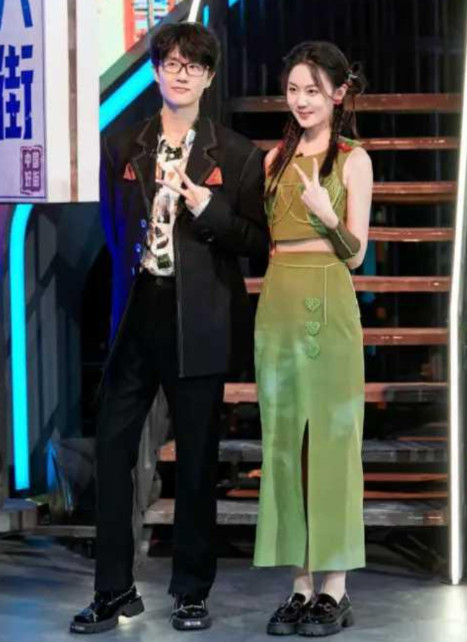 许嵩|36岁知名歌手曝新恋情!与长腿美女牵手回家,女方疑小14岁主持人