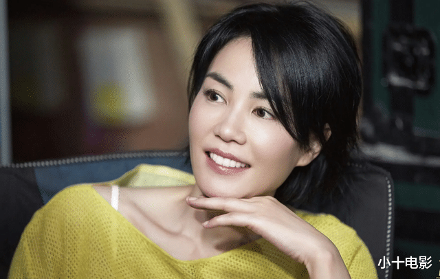 王菲|天后王菲近照曝光,52岁颜值依旧在线,穿浅蓝色毛衣好显嫩