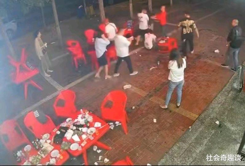 光天化日调戏、狂暴围殴女性,这帮流氓简直无法无天,让人震惊