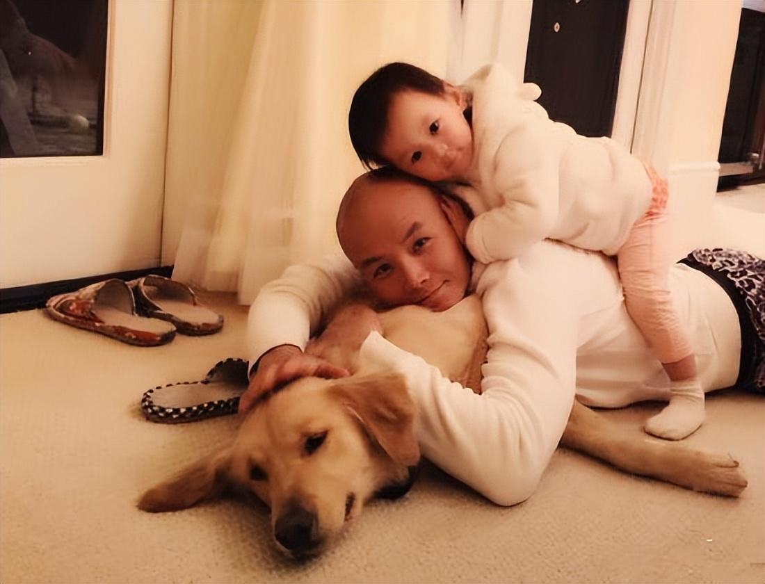 乐嘉|47岁乐嘉定居美国!晒健身照庆祝七夕,在野外公路上跳绳太卖力