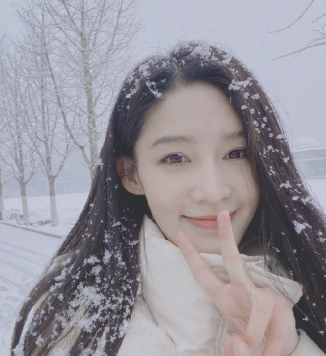 李沁|李沁久违晒自拍美照，遭网友调侃被迫营业：红V变黄V
