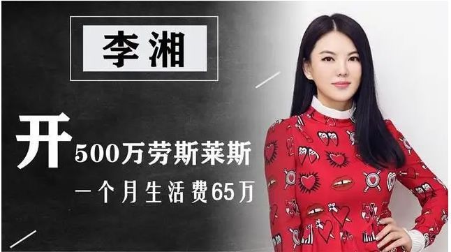 王诗龄|13岁王诗龄罕见晒自拍，与妈妈国外商场购物，一只手提包超七千元