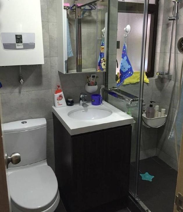 香港620万只有45㎡!没阳台,马桶在门后,只能从缝隙进