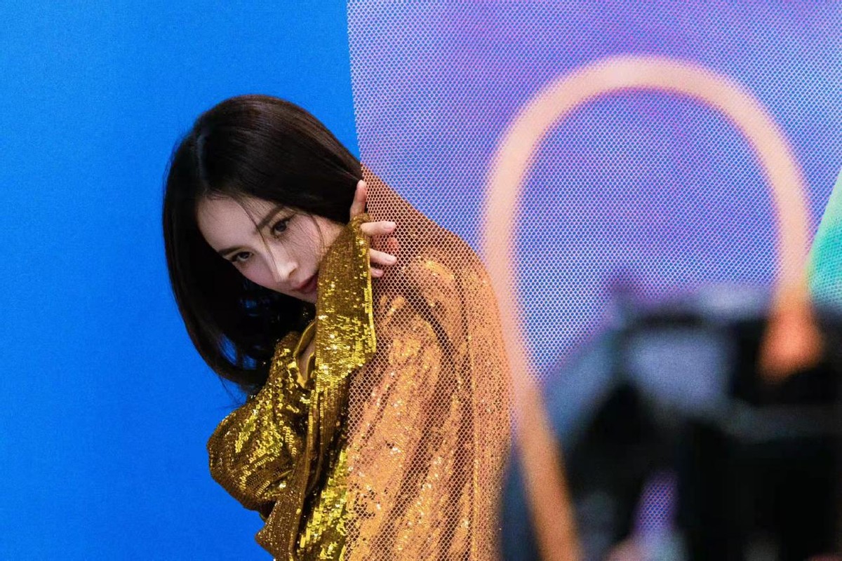 杨幂|杨幂最新大片曝光!穿金色亮片裙牛奶肌快白到发光,身材真是火辣