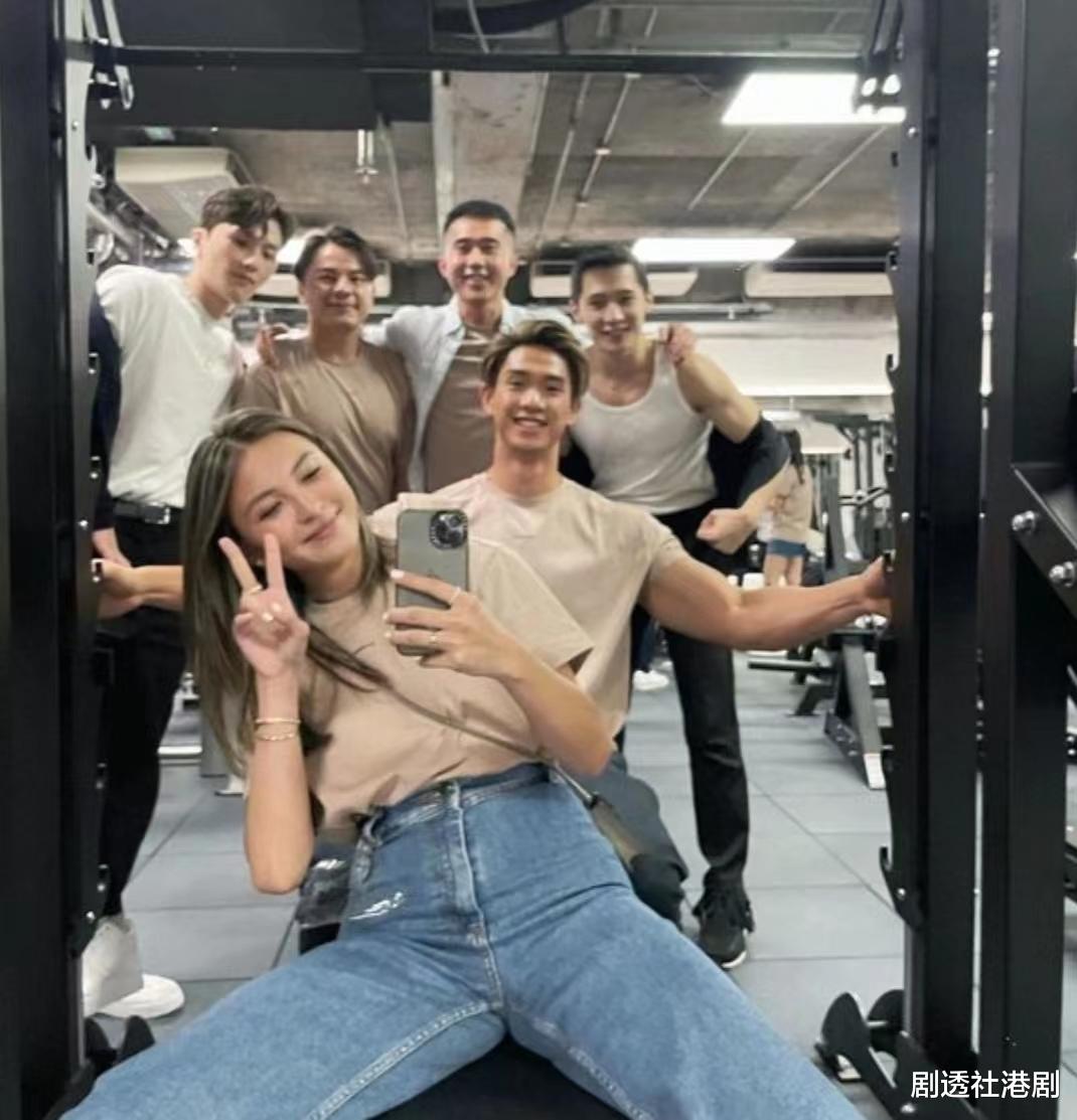 上山诗钠|越大越美！知名港星女儿凭贵气长相成名牌宠儿，成熟美带有高级感