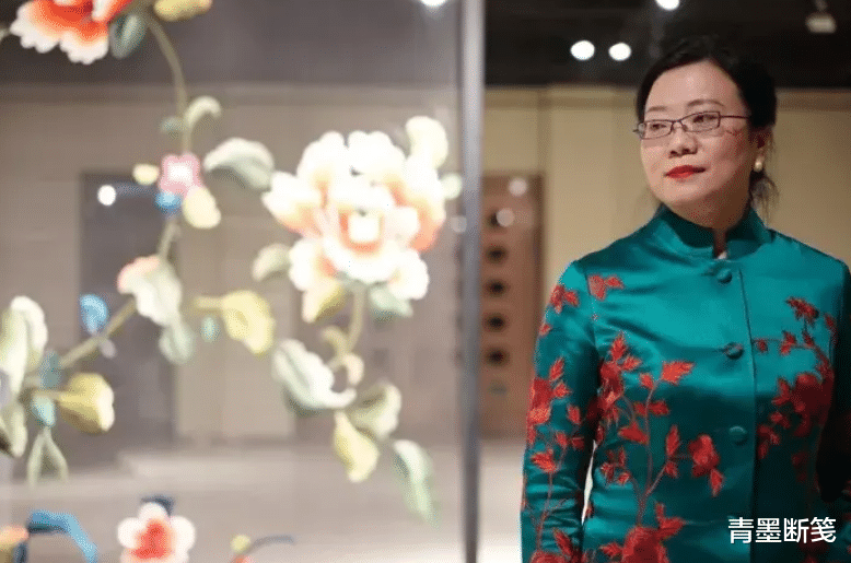 53岁辽宁美女,曾是大学老师,却辞职卖衣服,年销售额10亿元