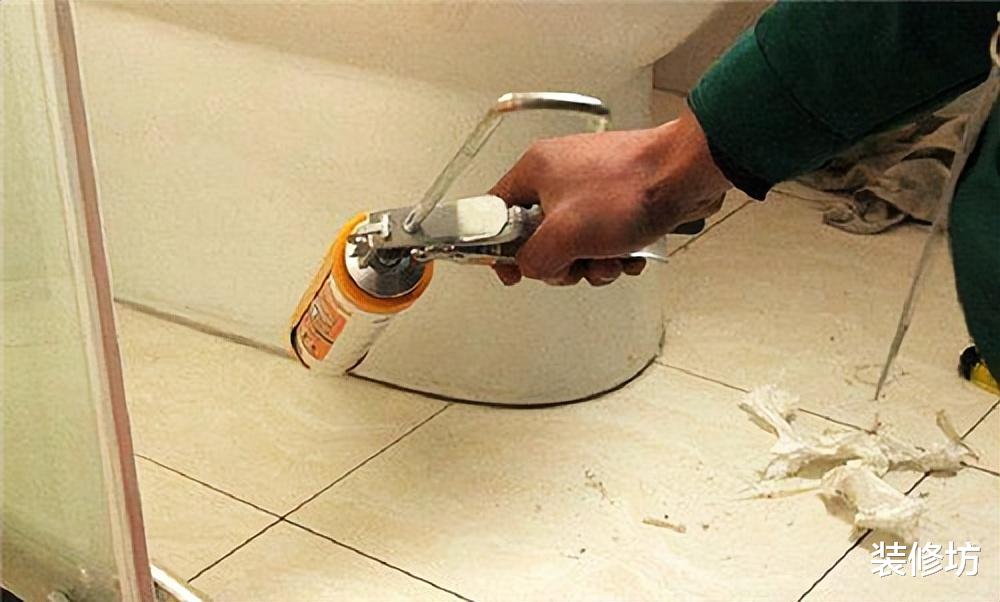 马桶底座“发霉发黑”?不用换玻璃胶!教你这么做,霉斑自动消失