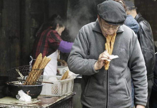 阿尔茨海默病|过了50岁,这4种食物当“零食”吃,或能预防老年痴呆